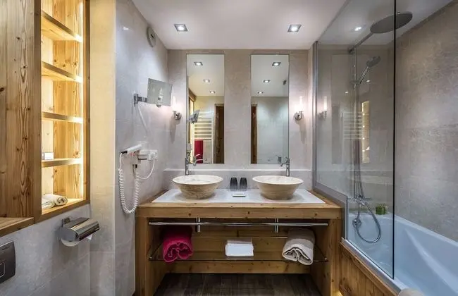 Tek Büyük veya İki Ayrı Yataklı Oda, Dağ Manzaralı