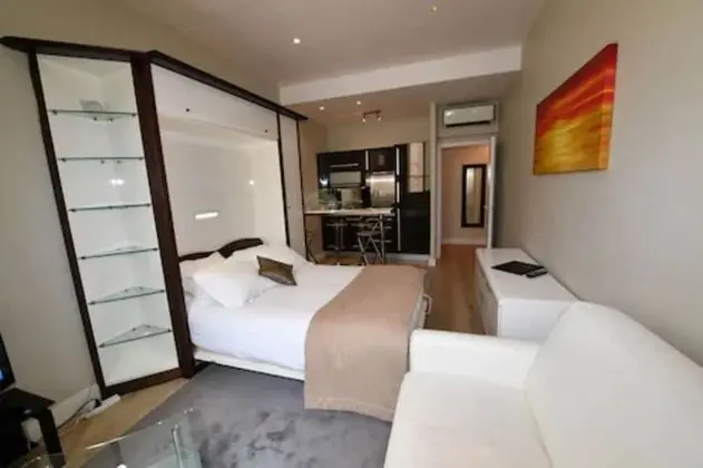 Studio La Fontaine (emplacement à 100 m de l'hôtel)