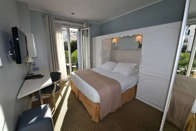 Tek Büyük Yataklı Oda, Balkon, Bahçe Manzaralı