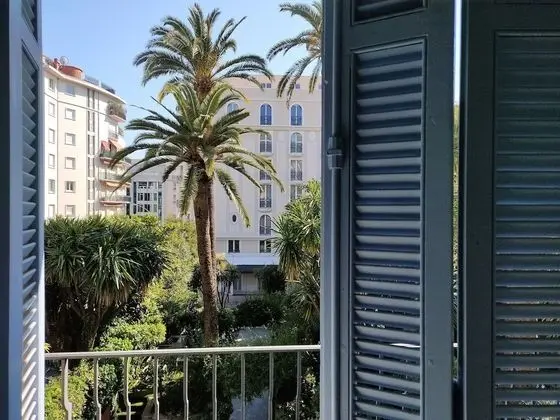 Tek Büyük Yataklı Oda, Balkon, Bahçe Manzaralı