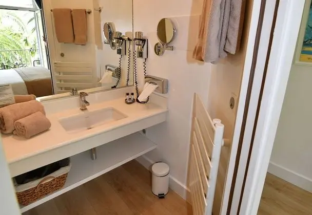 Tek Büyük Yataklı Oda, Balkon, Bahçe Manzaralı