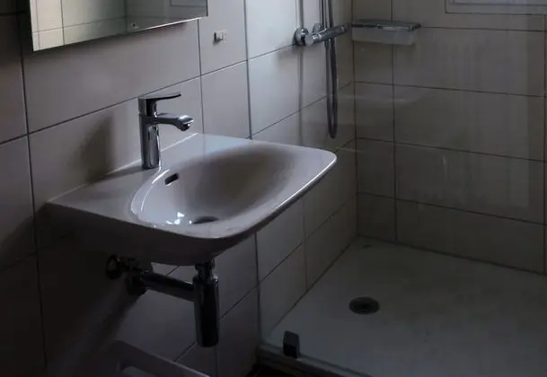 Tek Büyük veya İki Ayrı Yataklı Oda (Shared bathroom)