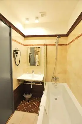 Üç Kişilik Oda, Küvet (or Shower)