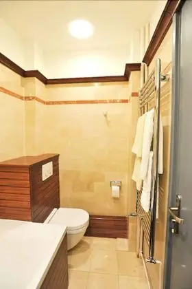 Üç Kişilik Oda, Küvet (or Shower)