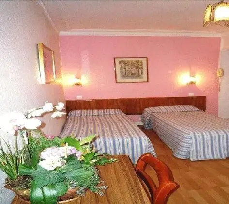 Üç Kişilik Oda