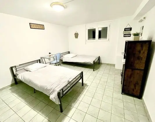 İki Ayrı Yataklı Oda, Ortak Banyo