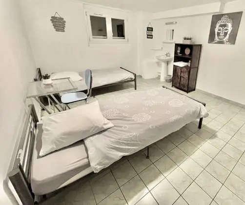 İki Ayrı Yataklı Oda, Ortak Banyo