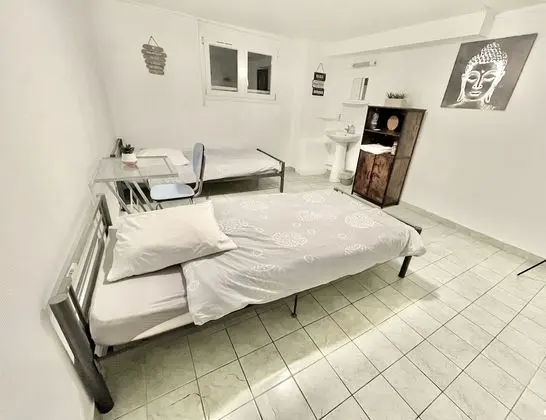 İki Ayrı Yataklı Oda, Ortak Banyo