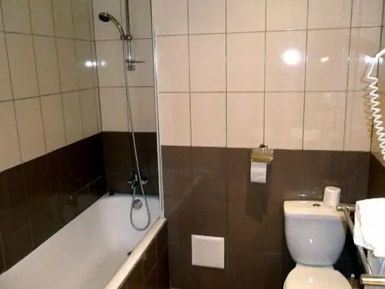 Üç Kişilik Oda, Birden Çok Yatak
