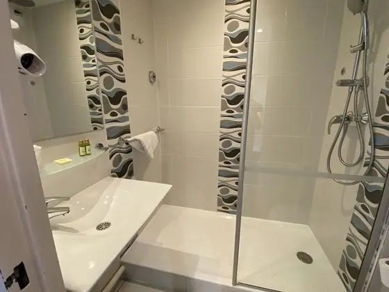 Tek Büyük veya İki Ayrı Yataklı Oda (Babord)