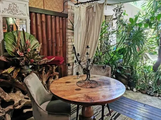 Junior Süit, Bahçeli