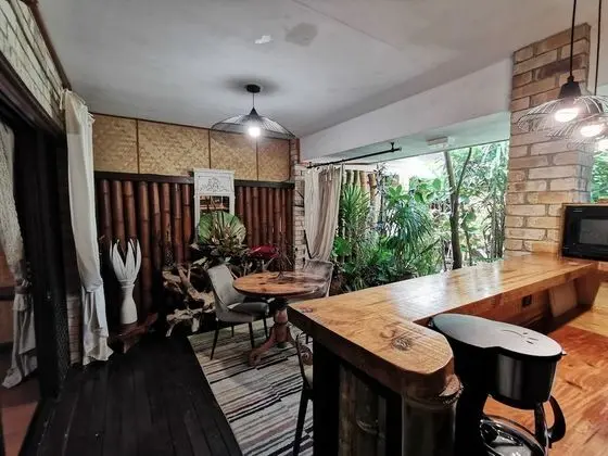 Junior Süit, Bahçeli