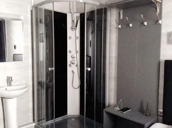 Tek Büyük Yataklı Oda (shared toilets)