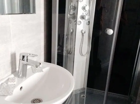Tek Büyük Yataklı Oda (shared toilets)