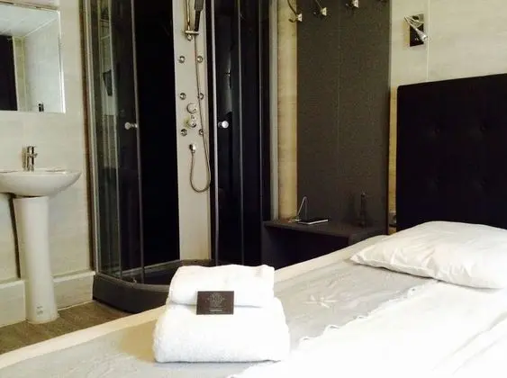 Tek Büyük Yataklı Oda (shared toilets)