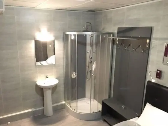 Tek Büyük Yataklı Oda (shared toilets)