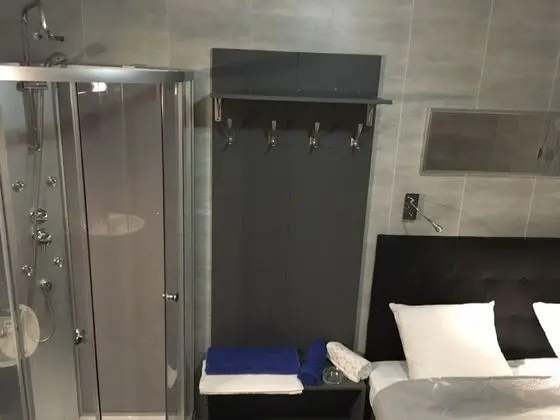 Tek Büyük Yataklı Oda (shared toilets)