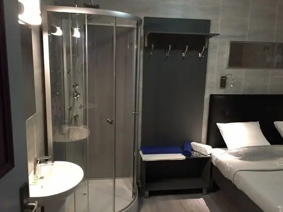 Tek Büyük Yataklı Oda (shared toilets)