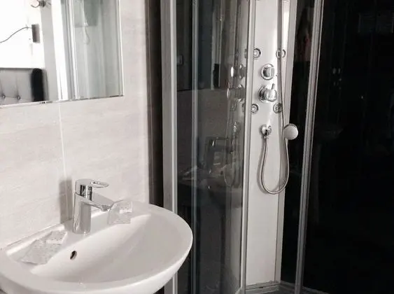 Tek Büyük Yataklı Oda (shared toilets)
