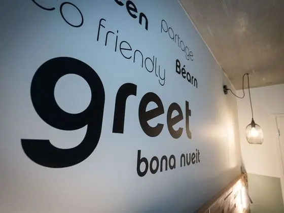 Pop room with a double bed