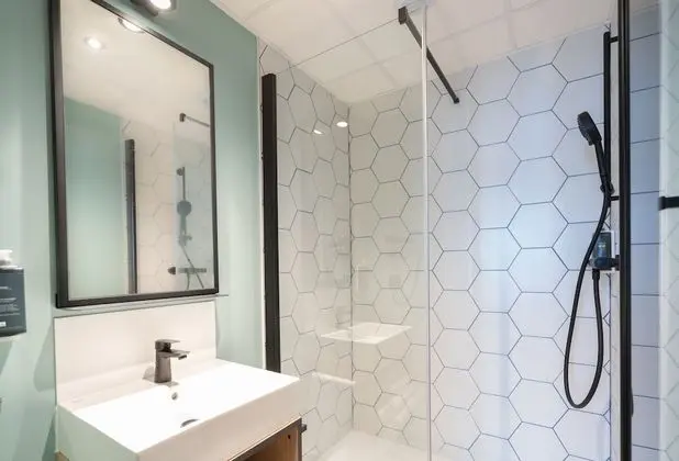 Pop room with a double bed