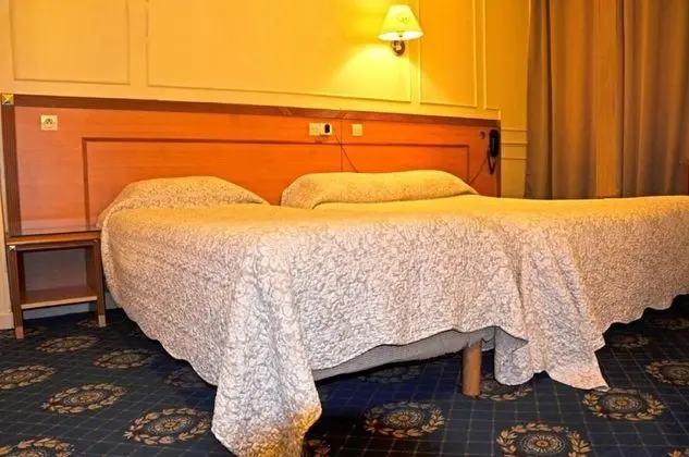 Üç Kişilik Oda