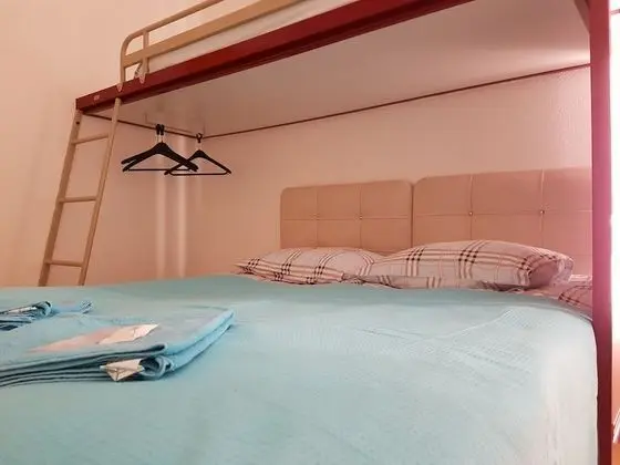 Üç Kişilik Oda, Ortak Banyo