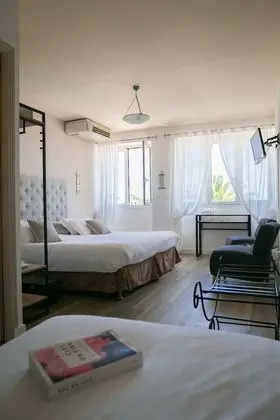 Üç Kişilik Oda, Denize Bakan
