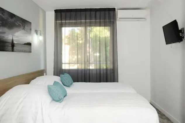 Deluxe Tek Büyük veya İki Ayrı Yataklı Oda, Teras, Kısmi Deniz Manzaralı (Terrasse  )