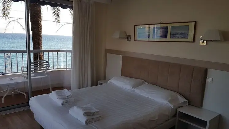 Tek Büyük veya İki Ayrı Yataklı Oda, Balkon, Deniz Manzaralı
