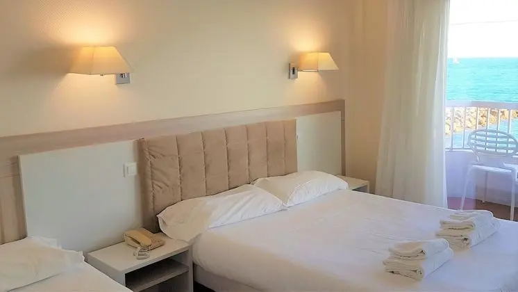 Tek Büyük veya İki Ayrı Yataklı Oda, Balkon, Deniz Manzaralı