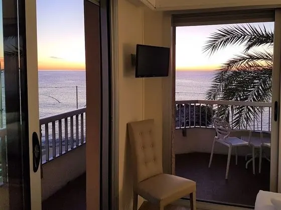 Tek Büyük veya İki Ayrı Yataklı Oda, Balkon, Deniz Manzaralı