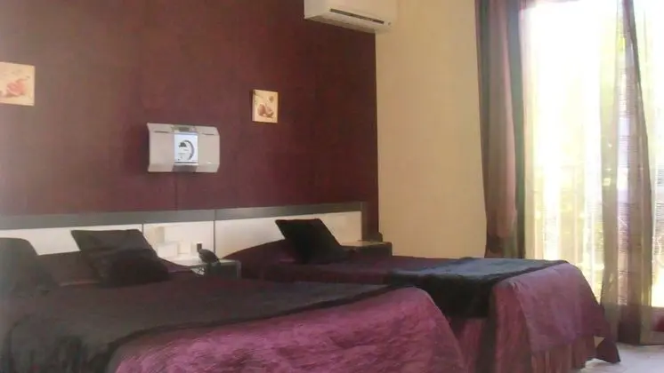 Üç Kişilik Oda