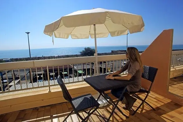 Chambre Double avec Terrasse Privée et Vue sur la Mer