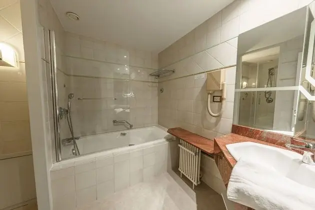 Deluxe Tek Büyük veya İki Ayrı Yataklı Oda, Banyolu/Duşlu