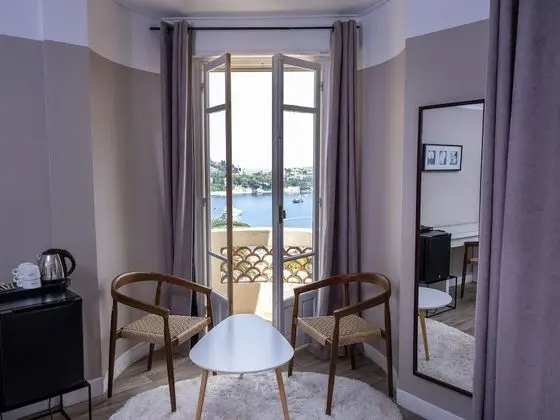 Dört Kişilik Oda, Deniz Manzaralı