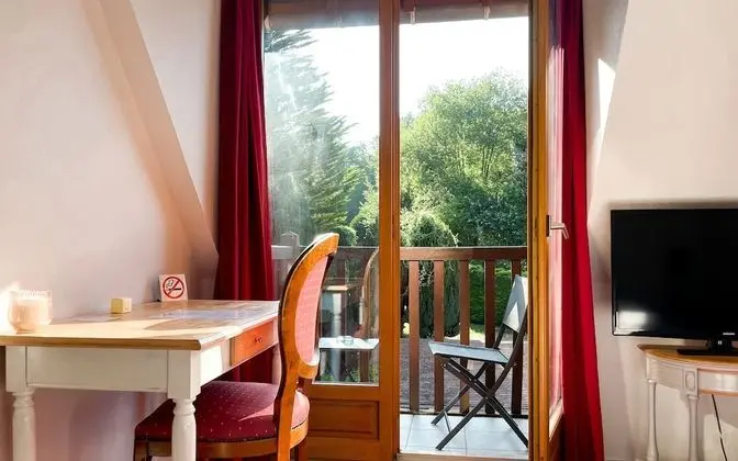 Tek Kişilik Oda, Balkon, Havuz Manzaralı