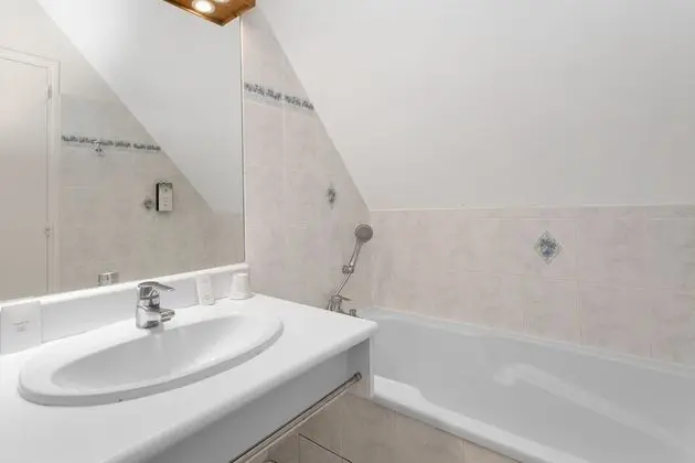 Tek Kişilik Oda, Balkon, Havuz Manzaralı