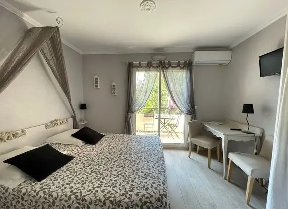 Standard Tek Büyük Yataklı Oda, Bahçe Manzaralı