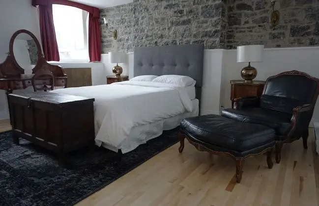 Chambre Économique, 1 grand lit  (Semi sous-sol)