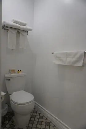 Chambre Économique, 1 grand lit  (Semi sous-sol)