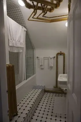 Chambre Économique, 1 grand lit  (Semi sous-sol)