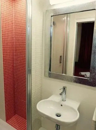 Tek Büyük Yataklı Oda, Ortak Banyo
