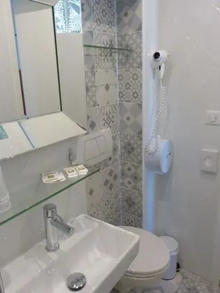 Tek Büyük Yataklı Oda, Ortak Banyo
