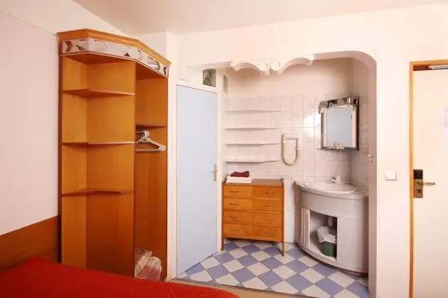 Üç Kişilik Oda, Ortak Banyo (Private WC)