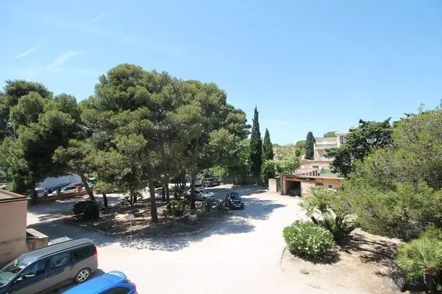 Üç Kişilik Oda, Avlu Manzaralı