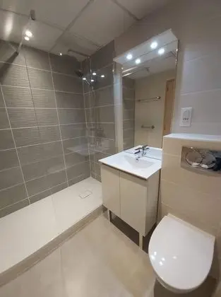 Üç Kişilik Oda, Deniz Manzaralı