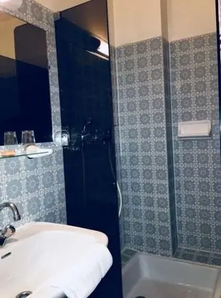 İki Ayrı Yataklı Oda, Sigara İçilmez