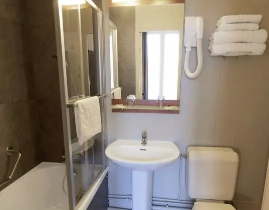 Üç Kişilik Oda