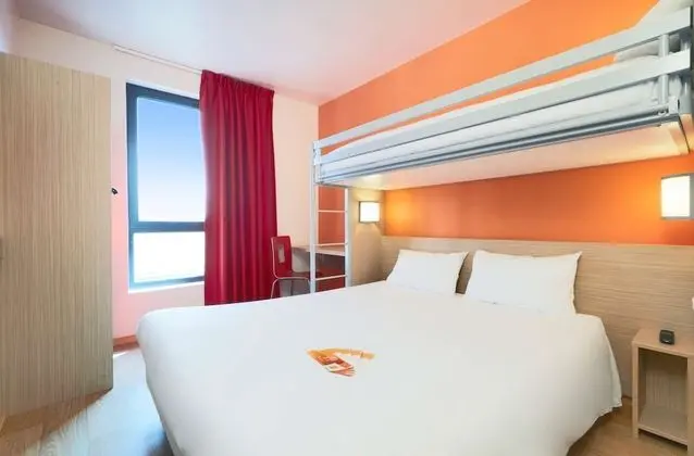 Standard Oda, Birden Çok Yatak (One Double Bed and One Single Bed)